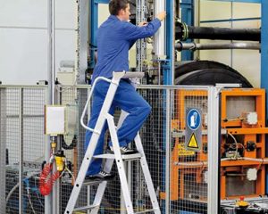 Z600-Flanged-stepladder-with-treads-large-platform-and-storage-surface-2-1-550x600