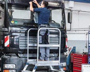 Z600-platform-stairway-mobile-double-sided-access-with-aluminium-alloy-treads-and-platform-2-550x600